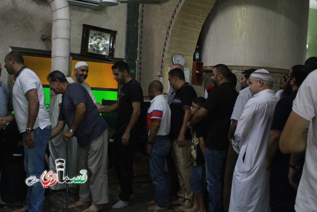 كفرقاسم -فيديو : جموع المصلين يؤدون صلاة عيد الفطر السعيد في مسجد ابي بكر الصديق .. وتتصافح الايدي وتتعانق الرقاب وسط فرحة عارمة